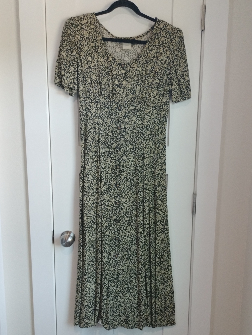 Floral Short-Sleeve Scoop Neck Dress in Black and Cream